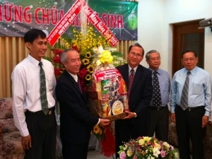 越南祖国阵线领导向胡志明市天主教教民致以圣诞祝福